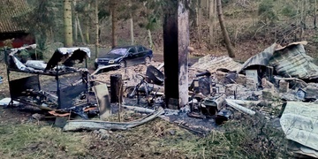 Ve vyhořelé chatě bylo nalezeno torzo lidského těla