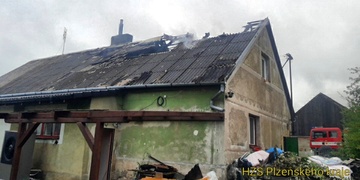 Ranní požár střechy domu