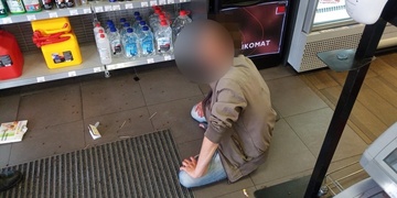Opilý cizinec házel po prodavačkách i zákaznících zboží
