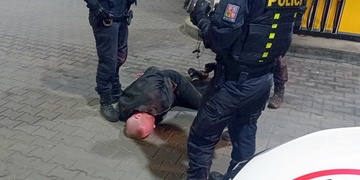 Agresor napadal zákazníky i obsluhu čerpací stanice