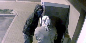Zloději vykradli parkovací automat přímo pod kamerou