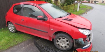 Žena z Mongolska narazila autem do oplocení