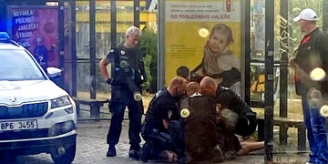 Muž napadal cestující i řidiče v trolejbusu, pak u něj našli nůž a kuklu