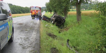 Řidič velmi riskantně předjížděl a skončil tak s vozem na střeše v příkopu