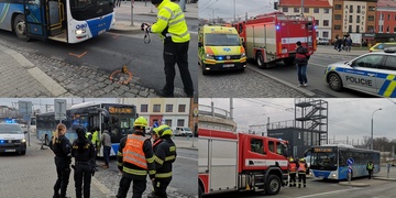 Mladík vešel přímo před přijíždějící autobus