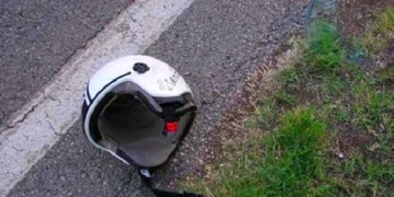 Motorkář narazil do auta