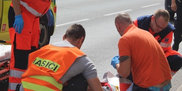 Převrácené auto i sražení chodci na přechodu