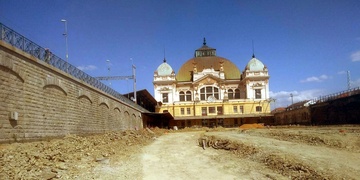 Muž se na nádraží zřítil z pětimetrové výšky