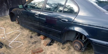 BMW očesali o kola a ještě poškodili