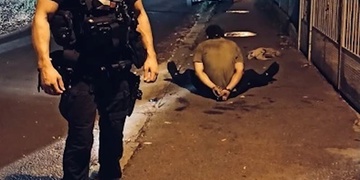 Mladý recidivista okradl a pak ještě vydíral turistu