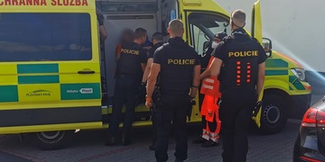 Agresivní senior na fotbale napadl a zranil dvě záchranářky