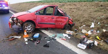 Senior se s autem převrátil přes střechu