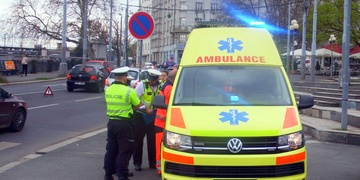 Auto srazilo chodce na přechodu