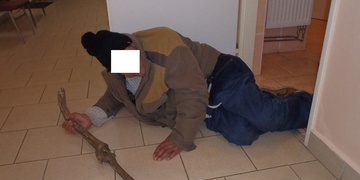 Opilec usnul v nemocnici i s klackem v ruce