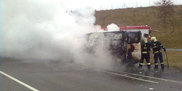 Na hořící dodávce požár napáchal škody za 170 tisíc