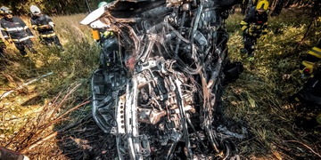 Auto se po nehodě převrátilo a začalo hořet