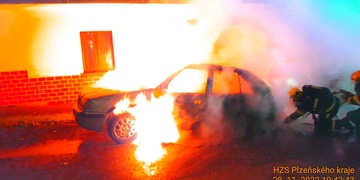 Požár auta poškodil i dům