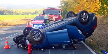 Žena skončila s autem na střeše
