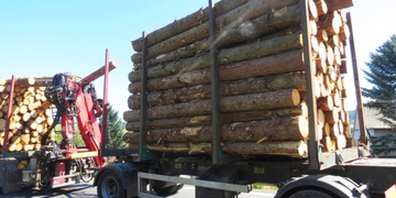 Mladý řidič se pokusil odvézt železniční most