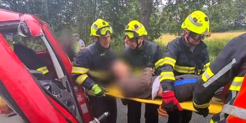 Nákladní vůz smetl protijedoucí dodávku, ve které jel muž se třemi dětmi