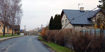 Shodil sloup na dům a z místa nehody ujel