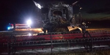 Noční požár kombajnu