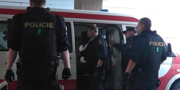 Dva muži se pokusili upálit třetího, jeden z útočníků se poté pokusil o sebevraždu