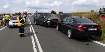 Střet ctyř aut zablokoval hlavní tah na Klatovy