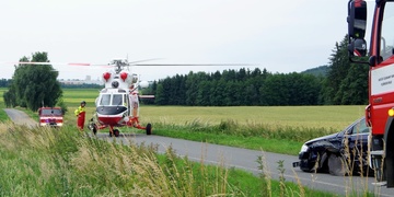 Vážná nehoda, zaklíněná řidička a na místo letí vrtulník LZS