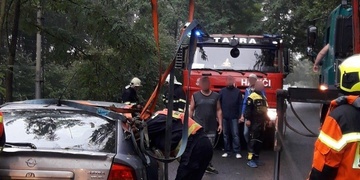 Přerazil s autem stromy a skončil nad tratí