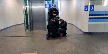 Muž napadal záchranáře a pak i policisty