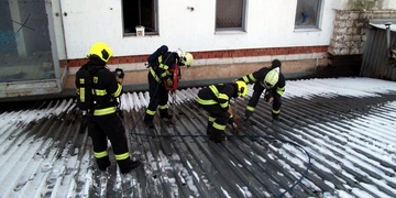 Přes třicet dopravních nehod a požár "Skleněného pekla"