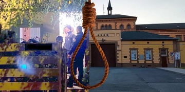Ženu ubodal a sám se oběsil