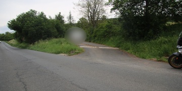 Motorkář skončil zraněný v příkopu a viník z místa ujel
