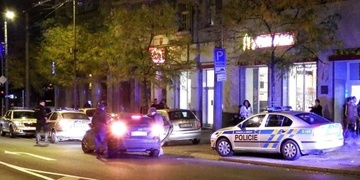 Na Americké autem srazil ženu jdoucí na chodníku a z místa zbaběle ujel