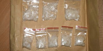 Prodala pervitin padesáti lidem, soud ale neshledal vazební důvody a dealerka je již zase venku