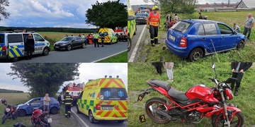 Střet auta s mladým motorkářem