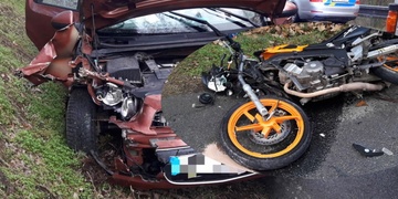 Sedmnáctiletý motorkář čelně narazil do auta