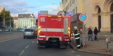 Hasiči vyráželi hasit svíčky do kostela!