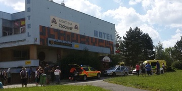 Požár hotelu, přes sto evakuovaných osob, škoda v milionech