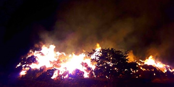 Požár 200 balíků sena