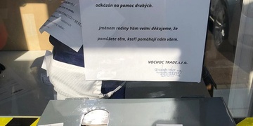 Firma Vochoc šije roušky ve prospěch nemocného záchranáře