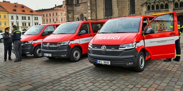 Čtyři transportéry, motorové stříkačky i elektrocentrála