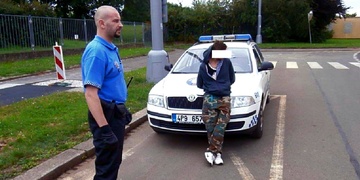 Opilý sedmnáctiletý mladík za volantem ohrožoval chodce