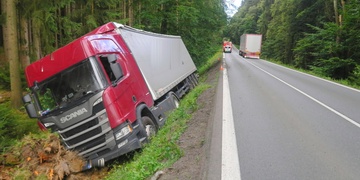 Kamion havaroval kvůli předjíždějícímu autu