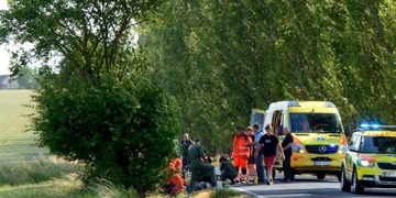 Osmnáctiletý mladík v autě smetl dva cyklisty
