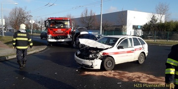 Náklaďák po střetu skončil před vchodem hotelu