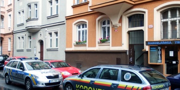 Cizinec zemřel po pádu z okna