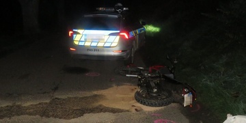 Motorkářka nabourala do policejního vozu