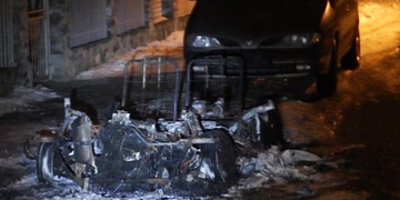 Po nočním požáru zbyl z autíčka škvarek